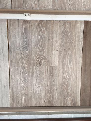 Ağac teksturalı laminat döşəmə panelləri - Rəng: açıq-qəhvəyi/boz