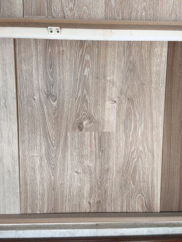 kreditle laminat satisi: Ağac teksturalı laminat döşəmə panelləri - Rəng: açıq-qəhvəyi/boz — 1