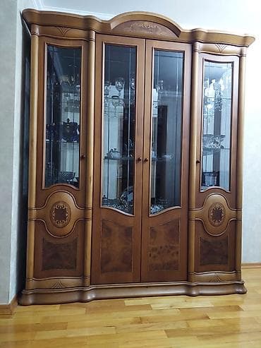 - Klassik üslubda vitrinli bufet - 4 qapılı konstruksiya: mərkəzdə iki
