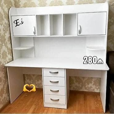 Yazı masası rəng seçimi var