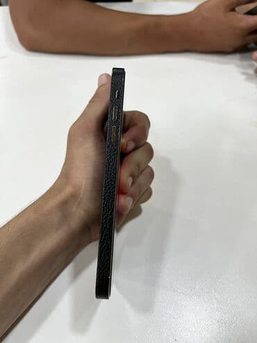 komputer korpusu: Bu, qara rəngdə, dənəvər teksturalı səthə malik bir smartfon — 9