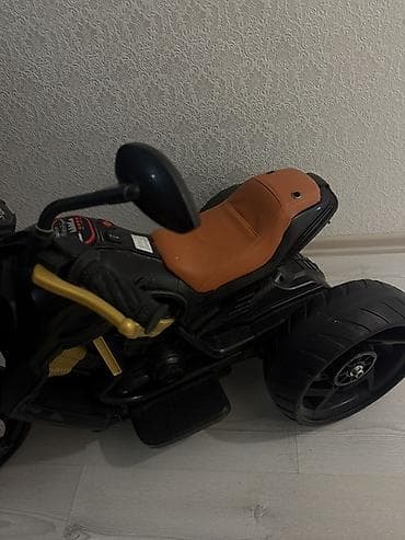 Uşaq üçün elektrik maşınları: Uşaq elektrik motosikleti – 3 təkərli - Rəng: qara gövdə, qızılı — 5