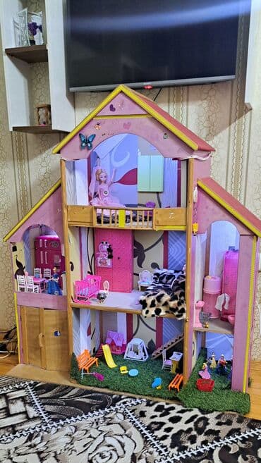 Boşqablar: Böyük ölçülü kukla evi – üç mərtəbəli, geniş otaqlarla — 1