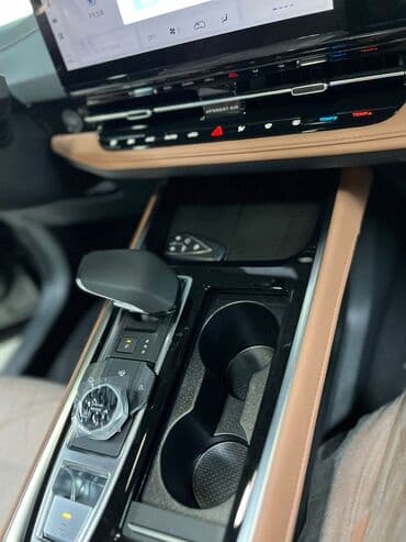 diffuser satisi: Ağ rəngli Changan Q05 modeli, müasir dizaynlı və geniş salonlu — 4