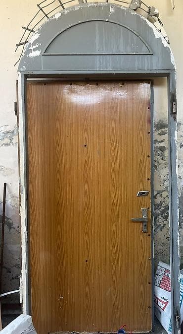 Çöl qapısı satılır. - Material: Dəmir (metal konstruksiya) - Üst