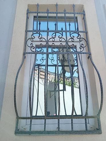 demir rasotqa: Qara rəngli, dekorativ naxışlı dəmir pəncərə barmaqlıqları. Bu — 3