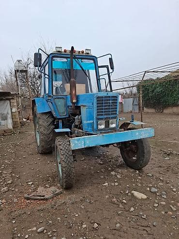 hava ceken: Mavi rəngli təkərli kənd təsərrüfatı traktoru - Kabinli, panoram — 3