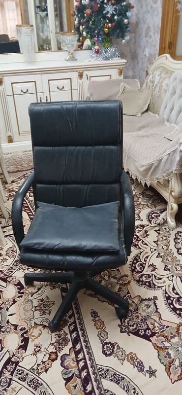 Fırlanan ofis kreslosu – qara rəng - Material: dəriyə bənzər örtük lalafo.az -da Fırlanan ofis kreslosu – qara rəng - Material: dəriyə bənzər örtük