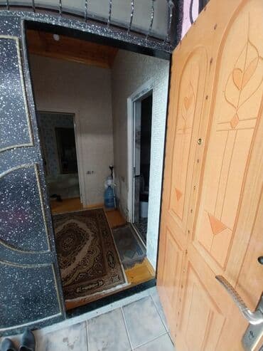kewle qesebesinde ev: Satılır: həyətli ev - Geniş, tam daş döşəməli həyət. Hündür, taxta — 11