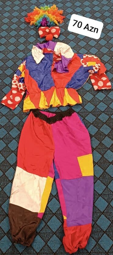 Dəstlər: Mavi rəngdə maskot kostyumu. Ağ rəngli böyük baş hissəsi və rəngli — 2