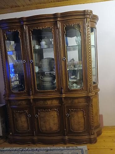 Rəf vitrinləri: Klassik üslubda iri vitrin-bufet - Material: ağac konstruksiya — 1