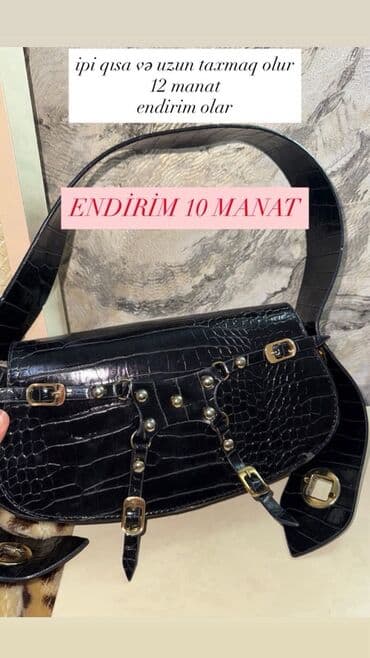 Qara, kroko naxışlı çiyin çantası. Metal detallar, düymə və tokalarla