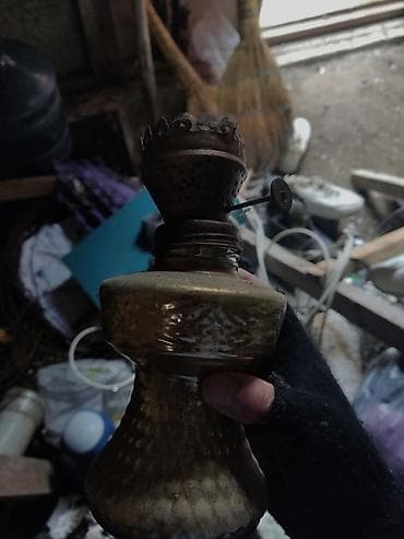 Kerosin/yağ lampası – metal gövdəli, klassik fitilli model. -