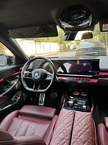 Транспорт: BMW 5 Series (son model nəsil) – sedan, qara rəng, M paketli — 5