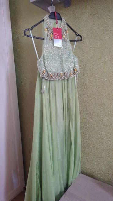 Yaxası və bədən hissəsi boncuklarla bəzədilmiş, yaşıl rəngli qadın lalafo.az -da Yaxası və bədən hissəsi boncuklarla bəzədilmiş, yaşıl rəngli qadın