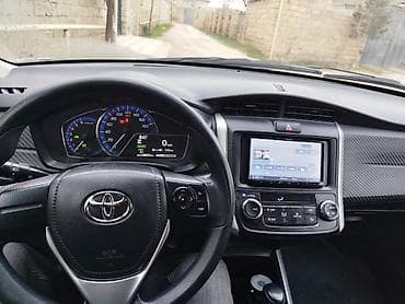 Транспорт: Toyota Corolla Fielder Hybrid – universal kuzovlu, ağ rəng. - Hibrid — 4