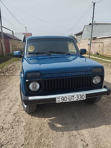 Lada Niva 4x4, mavi rəng, 3 qapılı kuzov. Xüsusiyyətlər: - Tam — 9