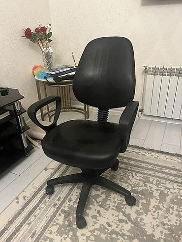 kompüter kreslo: Təkərli, Qolları tənzimlənmir — 1