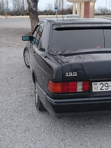 usax masini: Mercedes-Benz 190: 2 l | 1990 il Sedan — 4