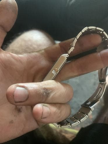 Paslanmayan poladdan kişi qol saatı - Korpus və qapaq: Stainless
