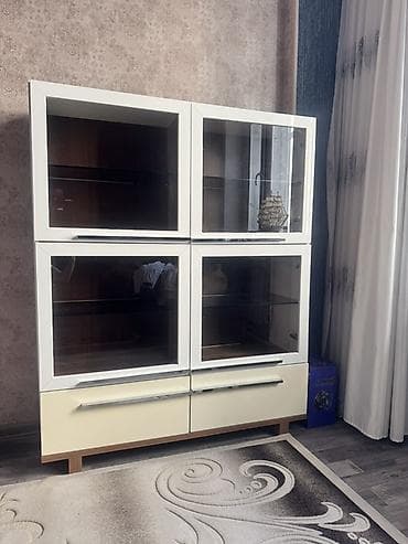 İstehsal avadanlığı: Yeni Şüşəli vitrin şkaf - Dizayn: Aşağı hissəsi krem rəngli, üstdə 4 — 1