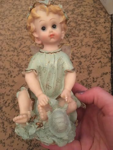 qara qarayev tibb kurslari: Gilden mələk formasında kiçik heykəl — 1