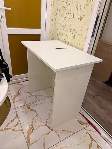 pardalar: Ağ rəngli kompakt masa və krem rəngli oturacaq dəsti hər biri 20 AZN — 2