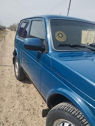 Lada Niva 4x4, mavi rəng, 3 qapılı kuzov. Xüsusiyyətlər: - Tam — 8