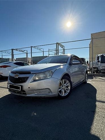 Chevrolet Cruze: 1.8 l | 2012 il Sedan