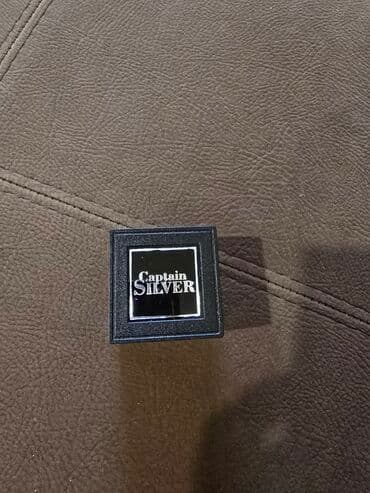 gumuş bilərziklər: Dəyirmi, oval formalı, qara və gümüşü rəngli manjet düymələri. Hər bir — 4