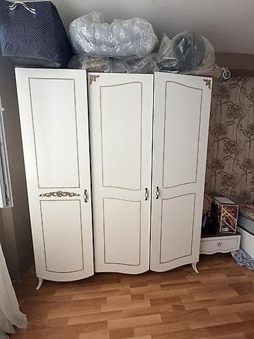 paltar dolab: Klassik üslubda 3 qapılı paltar dolabı - Rəng: krem/aqraf rəng — 2