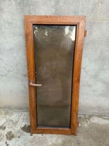 pencere rasotkalari: Taxta rəngli PVC pəncərə, iki bölmədən ibarətdir. Yuxarı hissə tək — 6