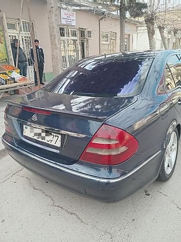 merse: Mercedes-Benz E‑Sinfi sedan (W211 kuzov), tünd mavi rəng. 2.7 cdi — 3