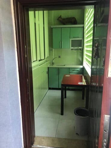 аренда торгового места в магазине: Gənclik metrosuna yaxın yol kənarı ümumi sahəsi 220 kv,m olan, obyekt — 6