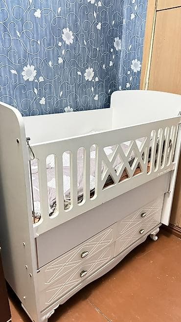 Oğlan və qız üçün, Dördbucaq, Beşik, Matras ilə, Yellənmə mexanizmsiz