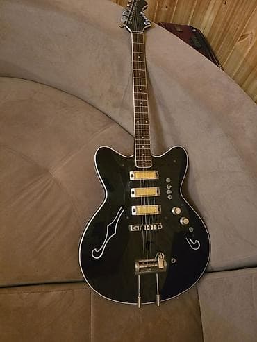 gitara balaca: Elektrik gitara – yarı-hollow korpuslu, qara rəngdə, ağ haşiyəli — 2