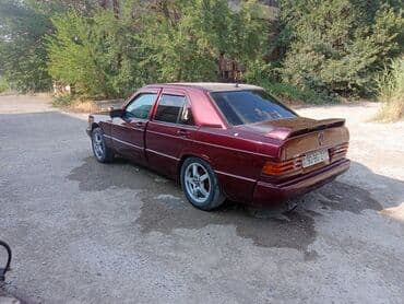 disk ve tekerler: Qırmızı rəngdə olan Mercedes-Benz avtomobili. Arxa tərəfində spoyleri — 9