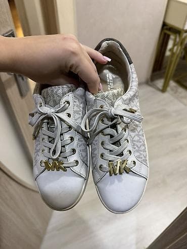deri kurtka modelleri: Michael Kors qadın krossovkaları - Model: şnurbağlı, aşağı profilli — 4
