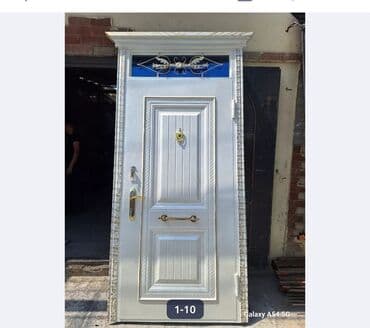 pəncərə qapi: Naxışlı qızılı haşiyəli, qara rəngli metal giriş qapısı. Qapının üst — 6