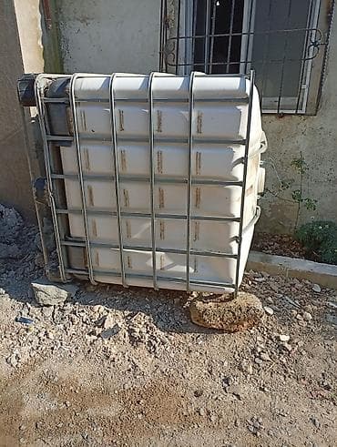 Konteynerlər: IBC plastik kub konteyner (metal qəfəsli) - Həcmi: təxmini 1000 litr — 2