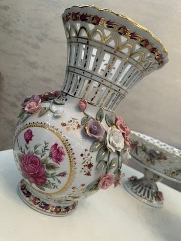 perfe: Bu dəstə zərif ağ rəngli farfor vaza və bir neçə zərli, oymalı qab — 3