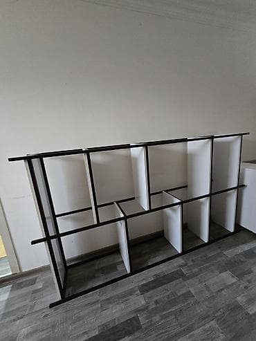 yazı masası ikinci əl: Gul dipcekleri ucun vitrin polkalari taxtadi ela veziyyetdedi — 1