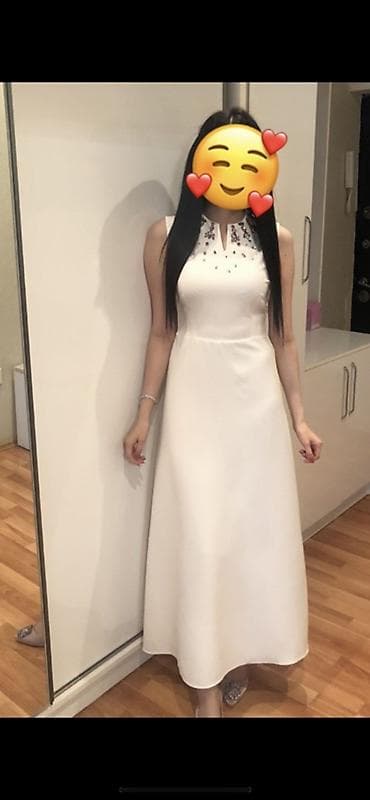 Ağ rəngli maxi paltar - Model: qolsuz, A-kəsim, uzun (baldırdan