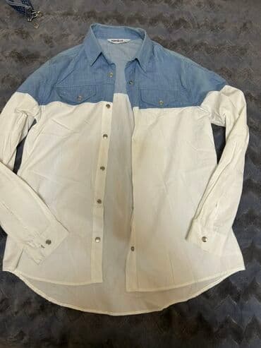 - İki rəngli köynək: Yuxarı hissəsi açıq mavi denim, alt hissəsi