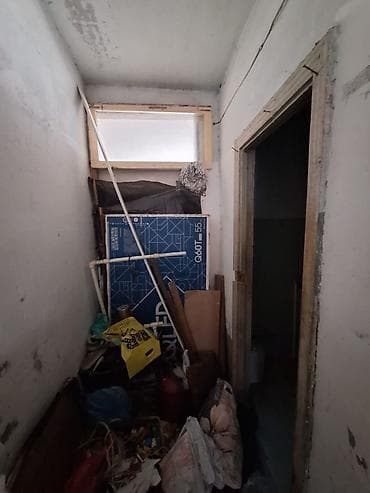 binə salxoz: Satilir Söküntüyə düşən Bina,Qaracuxurda 2 Otaq yataxana. Kupcasi var — 5