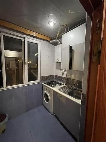 gencede ev: Ev 20 yanvar metrosuna 60-70metr məsafədədir. Evdə yaşayış üçün bütün — 5