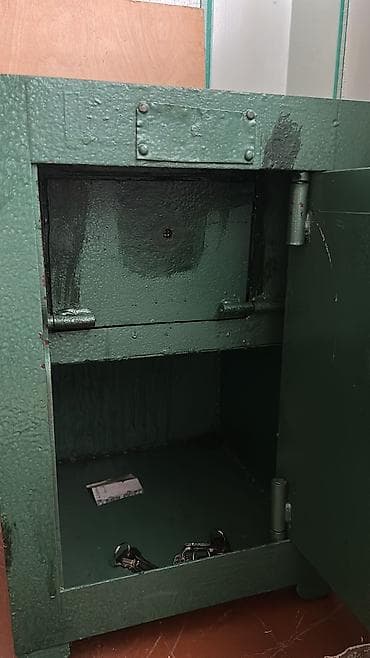 seyfler: ✅ Metall seyf – yaşıl rəngdə, tək qapılı, açarlı. ☑️ qalın metal — 6