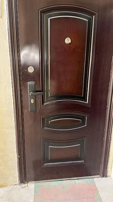 pvc qapi: Dəmir giriş qapısı – tünd qəhvəyi rəng, dekorativ panellərlə klassik — 3