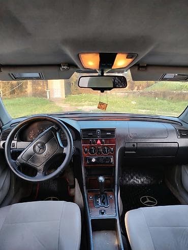 mercedes c dizel: Mercedes-Benz C‑Sinfi sedan (W202), gümüşü rəng. - Kuzov: 4 qapılı — 7