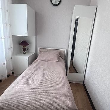 Ağ rəngdə minimalist tək nəfərlik yataq dəsti Tərkib: - Tək nəfərlik — 1